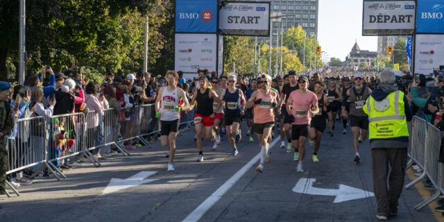 Runners take off at the start line of the 2025 Canada Army Run. | Les coureurs prennent le départ de la Course de l'Armée du Canada 2025.