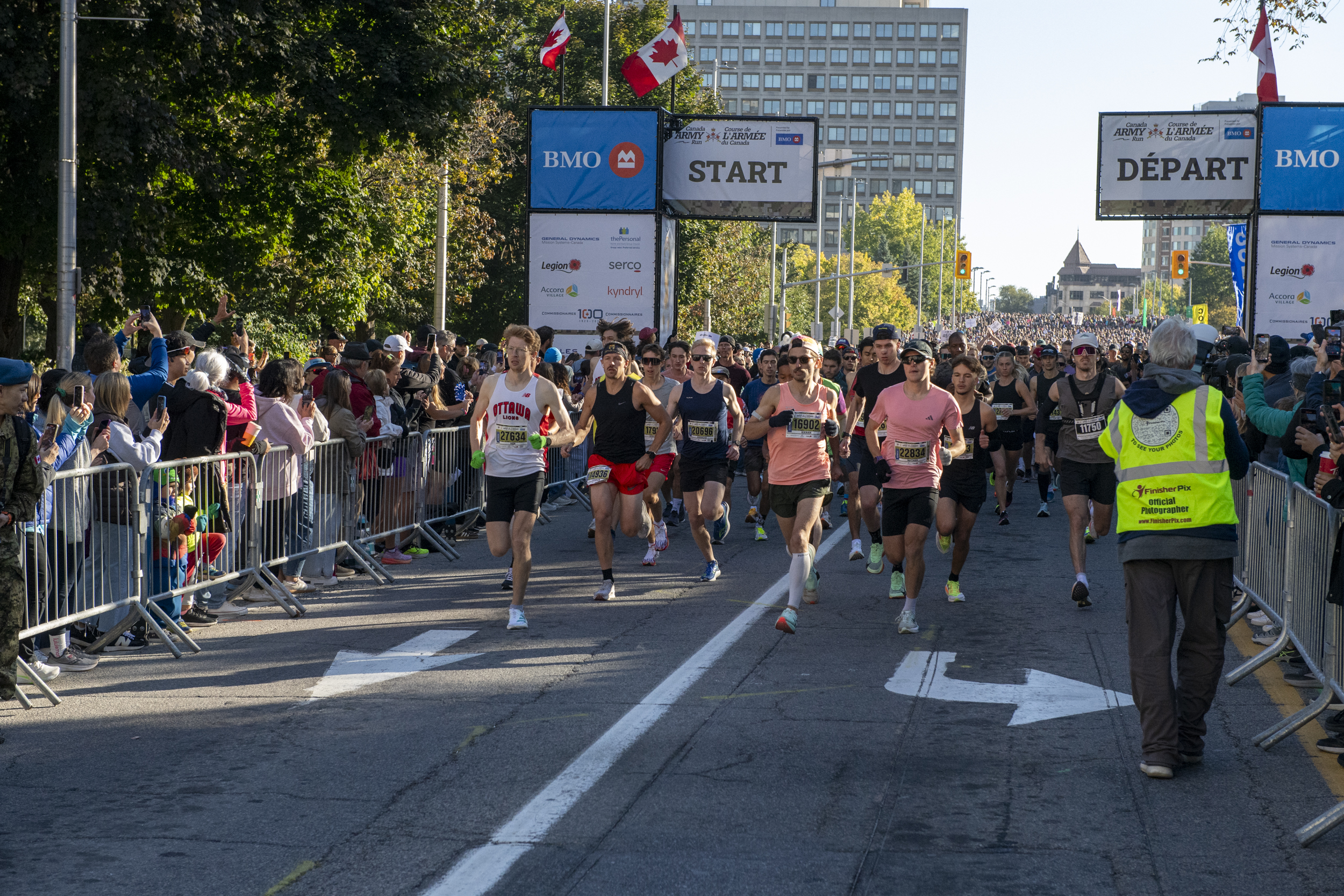 Runners take off at the start line of the 2025 Canada Army Run. | Les coureurs prennent le départ de la Course de l'Armée du Canada 2025.