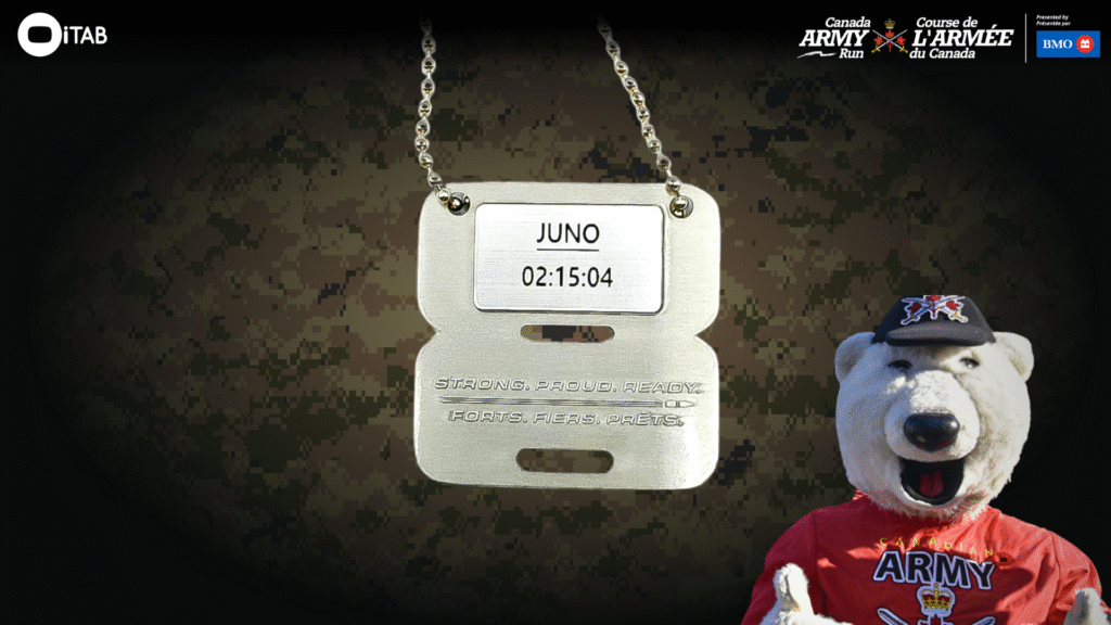 The back of a Canada Army Run dog tag medal can be seen, showing the engraved iTAB on it. Juno the polar bear is in the bottom right-hand corner. | On peut voir au dos d'une médaille de la Course de l'Armée du Canada de style de plaque d'identité avec une plaque gravée. Juno, l'ours polaire, se trouve dans le coin inférieur droit.