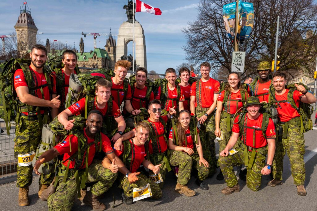 A team of young soldiers gathers for a photo near the National War Memorial after completing Canada Army Run. | Une équipe de jeunes soldats se rassemble pour une photo près du Monument commémoratif de guerre du Canada après avoir terminé la Course de l'Armée du Canada.