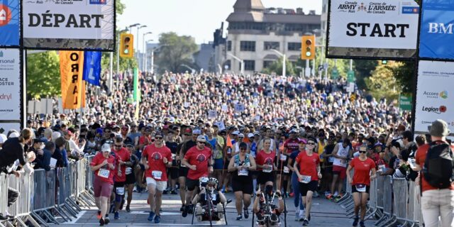Runners and wheelchair racers start the 2024 Canada Army Run. | Les coureurs et les athlètes en fauteuil roulant prennent le départ de la Course de l'Armée du Canada 2024.