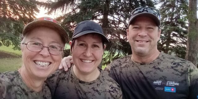 Three smiling people wear Canada Army Run shirts. | Trois personnes souriantes portent des chandails de la Course de l'Armée du Canada.