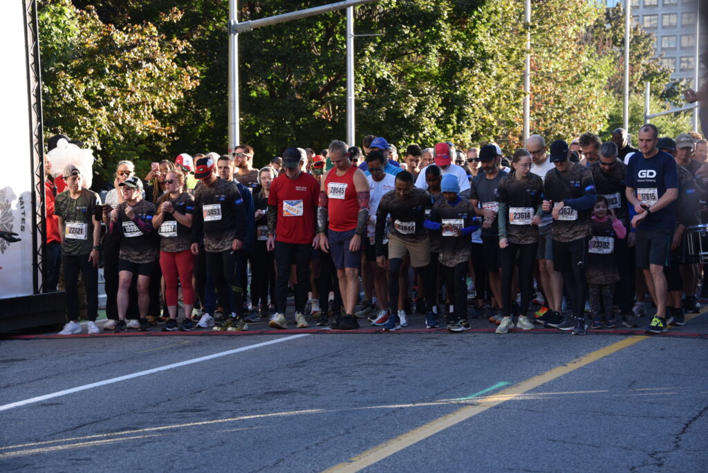 Runners get ready to cross the Canada Army Run start line. | Les coureurs se préparent à franchir la ligne de départ de la Course de l'Armée du Canada.