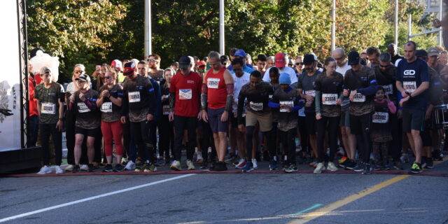 Runners get ready to cross the Canada Army Run start line. | Les coureurs se préparent à franchir la ligne de départ de la Course de l'Armée du Canada.