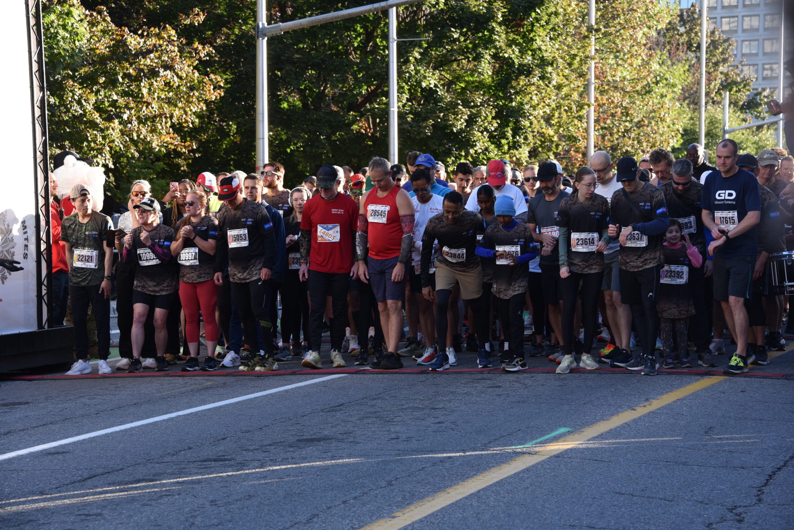 Runners get ready to cross the Canada Army Run start line. | Les coureurs se préparent à franchir la ligne de départ de la Course de l'Armée du Canada.