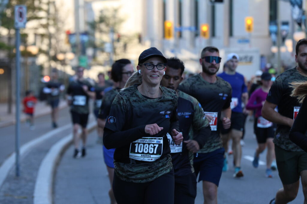 Participants run down the streets of Ottawa. | Les participants courent dans les rues d'Ottawa.